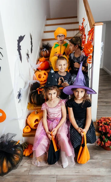 Halloween ünnepi buli gyerekeknek. Gyerekek jelmezben a lépcsőn. — Stock Fotó