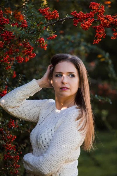 Kvinna porträtt på hösten natur bakgrund i en dag — Stockfoto