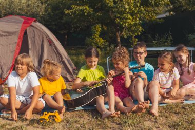 Çocuklar yazın arka bahçede parti veriyor.