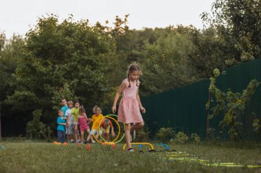 Yazın küçük çocuklar için spor oyunları.