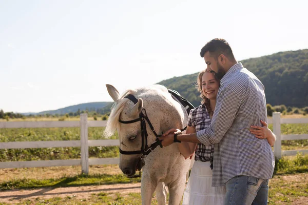 Het paar dat verliefd is brengt tijd samen door op een ranch. — Stockfoto