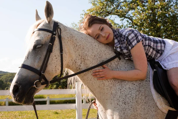 Η νεαρή γυναίκα περνάει χρόνο με το αγαπημένο της άλογο. — Φωτογραφία Αρχείου