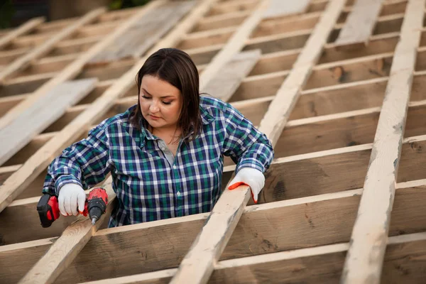 De jonge vrouw werknemer maken frame van het dak — Stockfoto