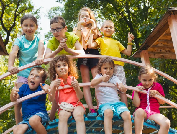 The cheerful kids are resting in a wooden tree house — Stock Photo, Image