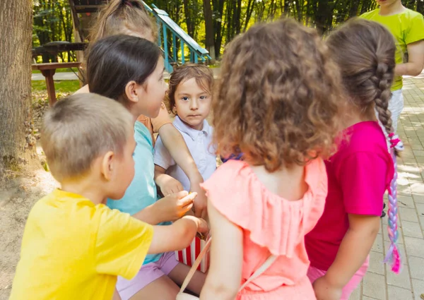 Gruppen med små barn delar popcorn i parken — Stockfoto