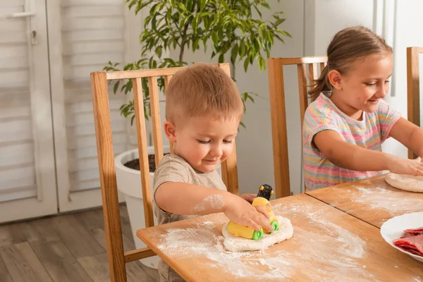 El niño lindo está jugando mientras cocina —  Fotos de Stock