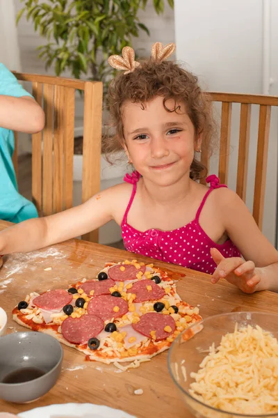 A menina cozinhou sua pizza favorita — Fotografia de Stock
