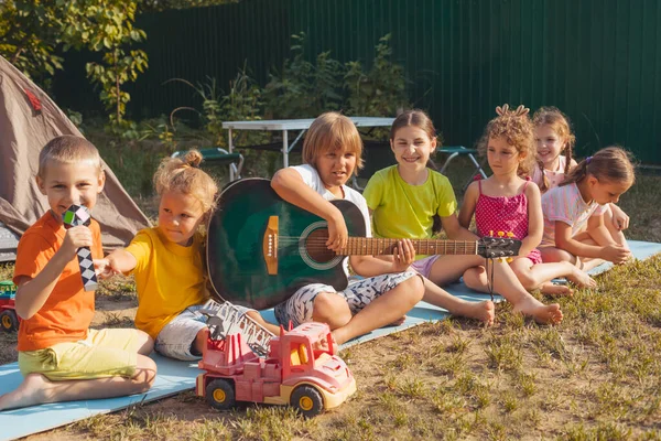 Barnen har jättekul tillsammans på bakgården — Stockfoto