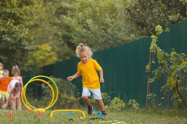 Yazın küçük çocuklar için spor oyunları. — Stok fotoğraf