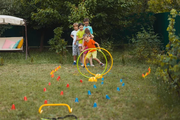 Die Sportspiele für kleine Kinder im Sommer — Stockfoto