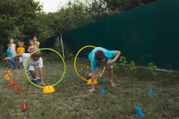 Die Kinder verbringen aktiv Zeit im Garten — Stockfoto