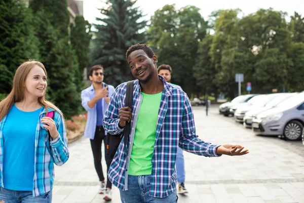 Grupo de estudantes do ensino médio conversando e rindo — Fotografia de Stock