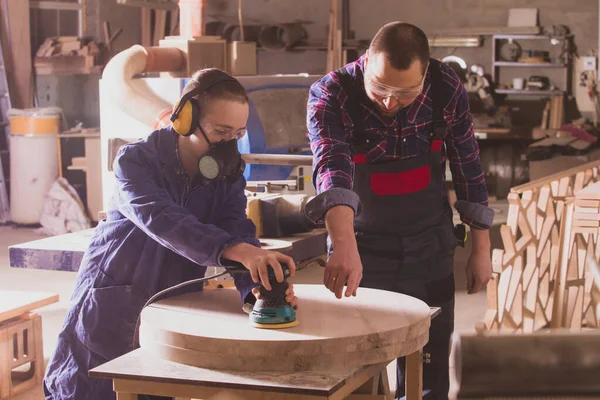 Έμπειρος ξυλουργός που διδάσκει νεαρό μαθητευόμενο στο εργαστήριο — Φωτογραφία Αρχείου