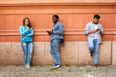 Genç çok ırklı insanların şehirde canlı yayını var.