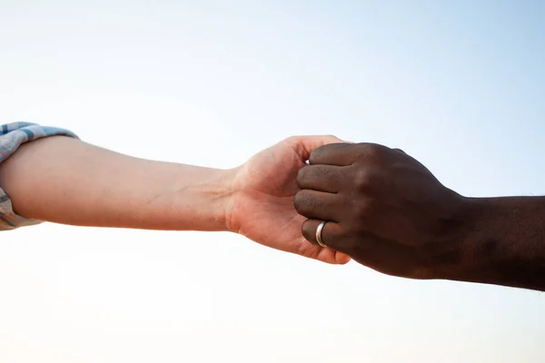 多元文化的概念。黑人男人和白人女人的手 — 图库照片