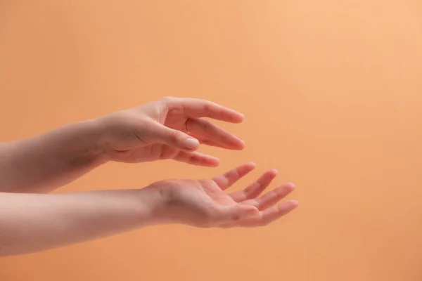 Mladé ženské ruce nanášení krém nebo krém — Stock fotografie