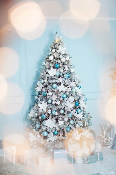 Muchos regalos de Navidad bajo el árbol de Navidad — Foto de Stock