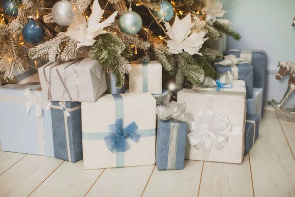 Viele Weihnachtsgeschenke unterm Weihnachtsbaum — Stockfoto
