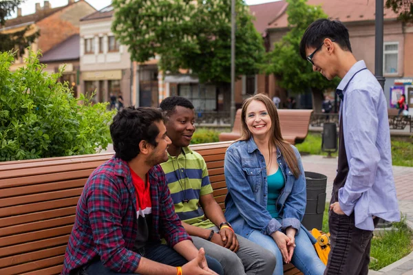 Encontro de amigos multirraciais no campus park — Fotografia de Stock
