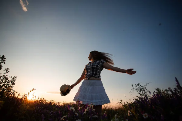 女の子楽しむ自由の夕日で牧草地 — ストック写真