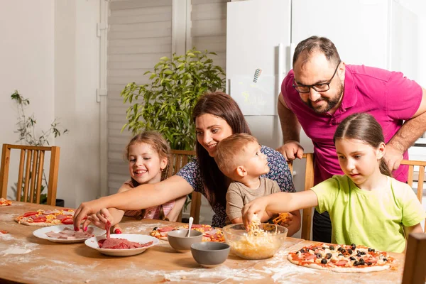 어린 부모들은 자녀들 과 함께 요리를 합니다 — 스톡 사진