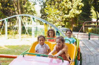 Çocuklar lunapark trenine binerken harika duygular hissederler.