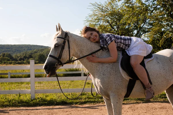 La jeune femme passe du temps avec son cheval préféré — Photo