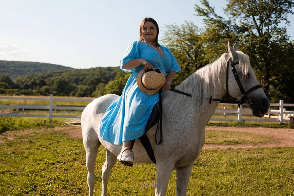 Die Frau stellt ihre psychische Gesundheit wieder her, indem sie ein Pferd reitet — Stockfoto