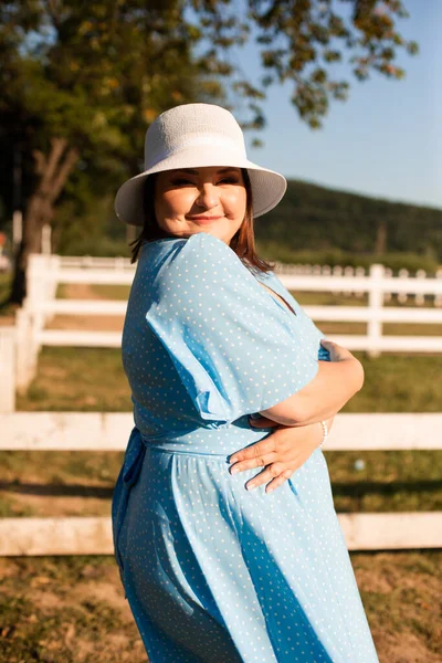 Çiftlik arazisindeki şapkalı kadın, yazın tadını çıkar. — Stok fotoğraf