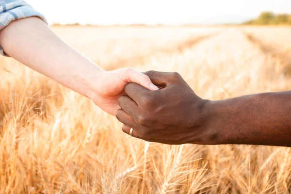 Multiraciální vztah a koncepce sip. Obě ruce drží pohromadě.. — Stock fotografie