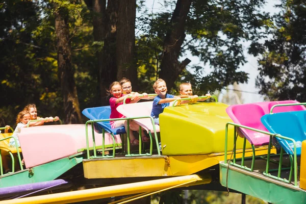 De kinderen ervaren grote emoties van achtbaan rijden — Stockfoto