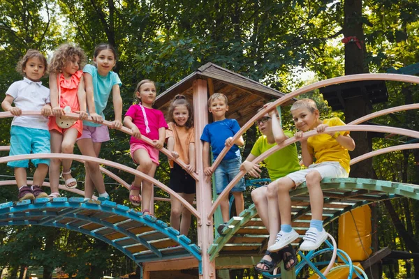Τα μικρά παιδιά στέκονται σε μια γέφυρα στην παιδική χαρά — Φωτογραφία Αρχείου