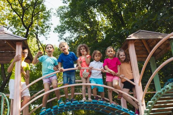 Freundeskreis verbringt Zeit gemeinsam auf dem Spielplatz — Stockfoto