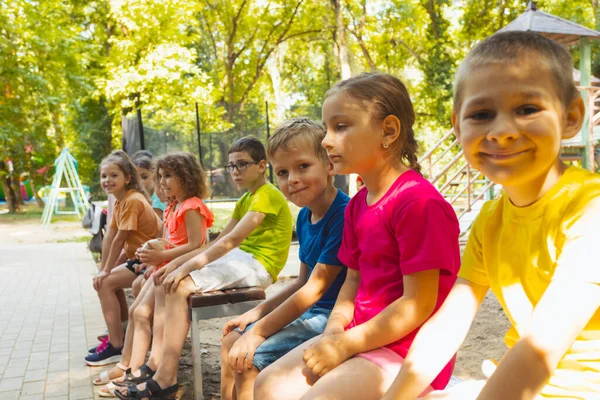 El grupo de niños descansa en el parque de verano — Foto de Stock