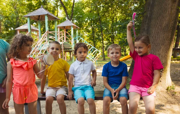 El grupo de niños descansa en el parque de verano — Foto de Stock