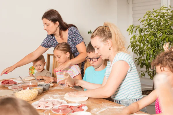 Pedagogové spolu s předškoláky dělají pizzu — Stock fotografie