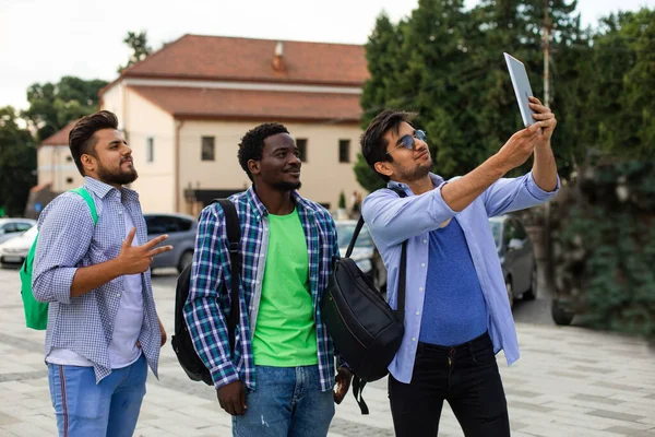 Le groupe joyeux d'étudiants multiethniques prenant un selfie à l'extérieur — Photo