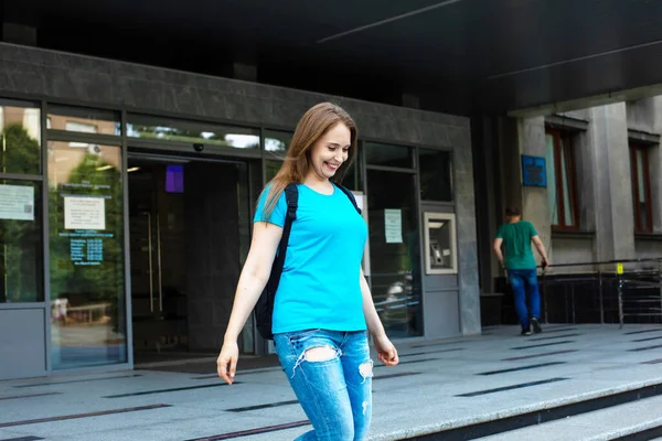 Η ευτυχισμένη μαθήτρια με το σακίδιο φεύγει από το πανεπιστήμιο. — Φωτογραφία Αρχείου