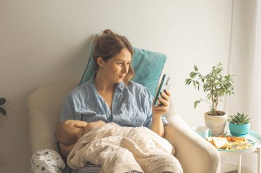 Rahat ve huzurlu bir şekilde evdeki rahat koltukta emziriliyor.