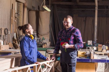 El yapımı ahşap mobilya üreten yaratıcı zanaatkarlar