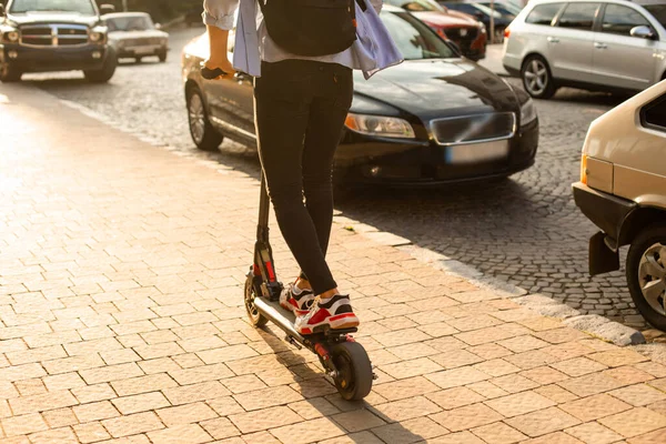 Mutlu öğrenci şehirde elektrikli scooter kullanıyor. — Stok fotoğraf