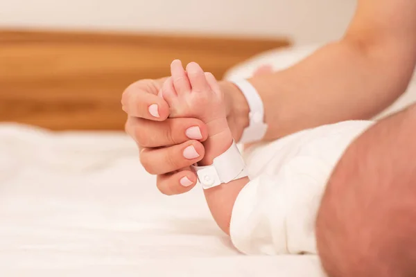 The first communication between mom and newborn baby — Stock Photo, Image