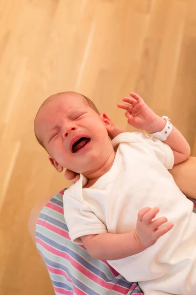 Mom holds her screaming baby in her arms — Stock Photo, Image