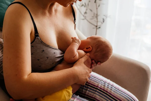 La joven mamá quiere amamantar a su bebé recién nacido — Foto de Stock