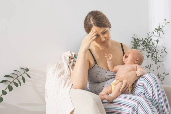 Genç anne yeni doğmuş bebeğini emzirmek istiyor. — Stok fotoğraf