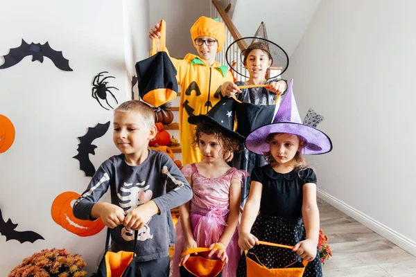 Gyerekek egy csoportja várja a Halloween cukorkát. — Stock Fotó