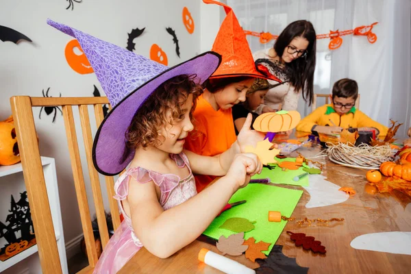 Oficina de artesanato de outono para crianças pré-escolares criativas — Fotografia de Stock