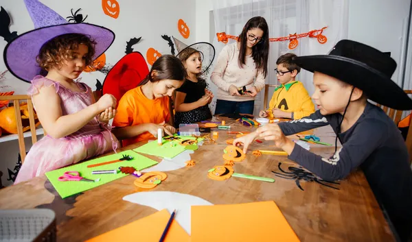 Niños durante el taller de Halloween en la escuela primaria — Foto de Stock