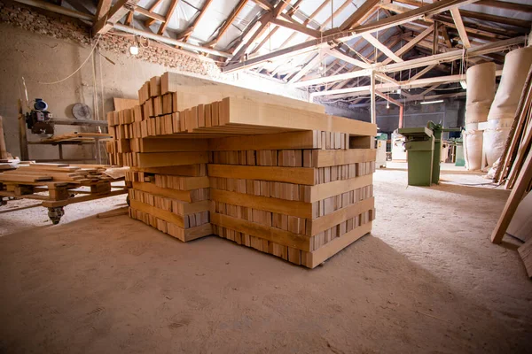 Χώρος εργαστηρίων ξυλουργών Modenr με εργαλεία και μηχανές — Φωτογραφία Αρχείου