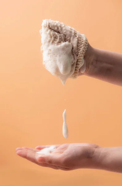 女性手中的天然生物降解毛巾 — 图库照片